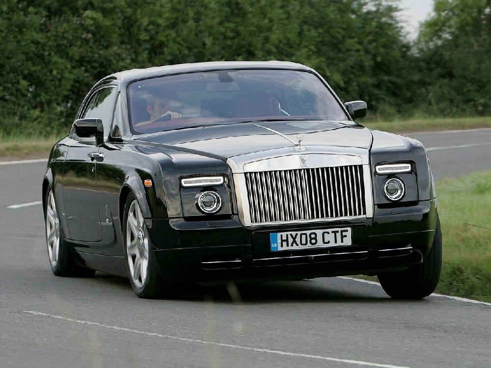 Před válkou Rolls-Royce vyráběl i šasi pro sportovní modifikace svých Phantomů, soudobá odbytová politika se v tom snaží pokračovat…