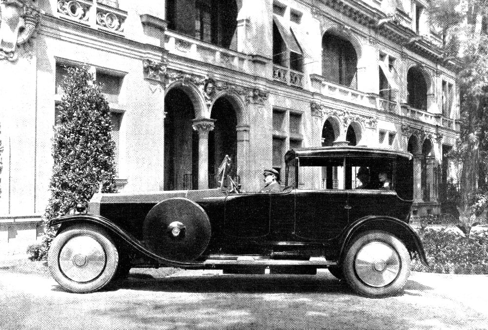 Phantom I. z počátků výroby, opatřený karosérií typu brougham, které byly tehdy u této třídy vozidel velmi populární. Karosérie pochází od studia Saoutchik