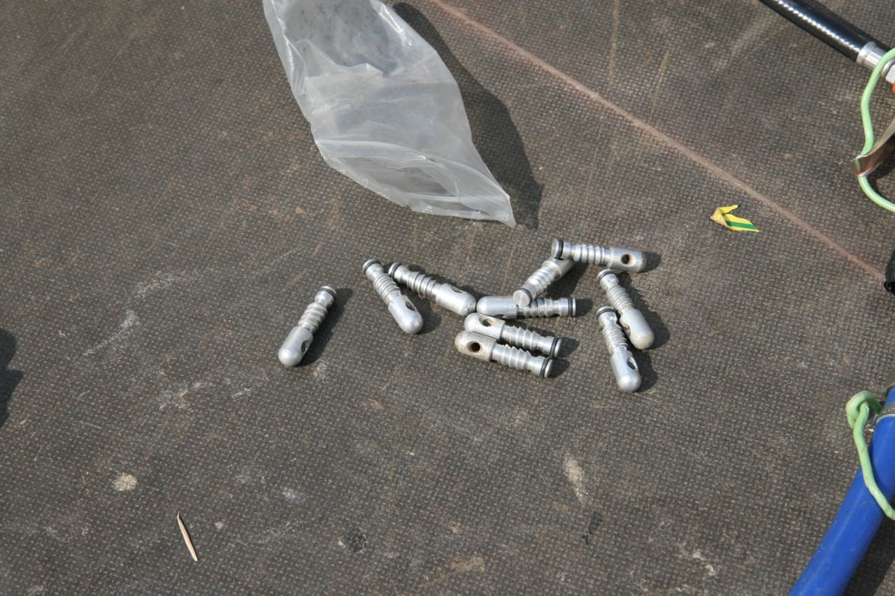 Přifouknuté mikrotrubičky se zajistí kovovými zátkami.