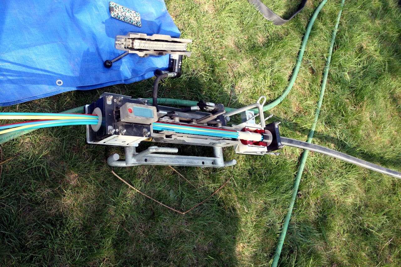 Fotoreportáž: Jak se zafukuje optika do DSLAM