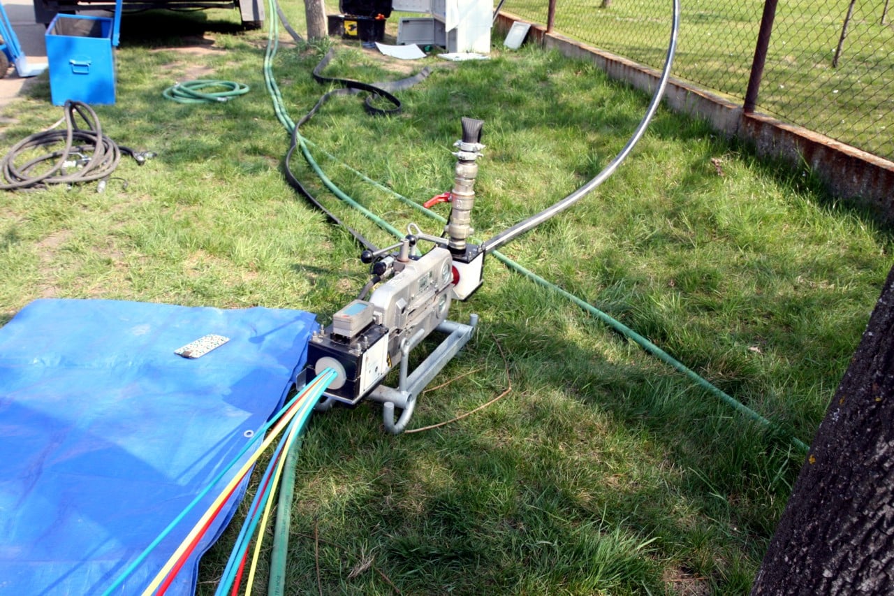 Mikrotrubičky se posouvají prostřednictvím pásového podavače, který je dávkuje do trubky konstantní rychlostí. Pumpovaný vzduch má pak za úkol udržet trubičky v ose a významně snižuje tření.