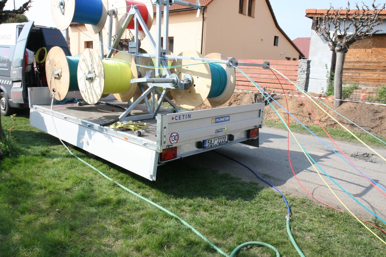 Stojan pro odvíjení bubnů s mikrotrubičkou.