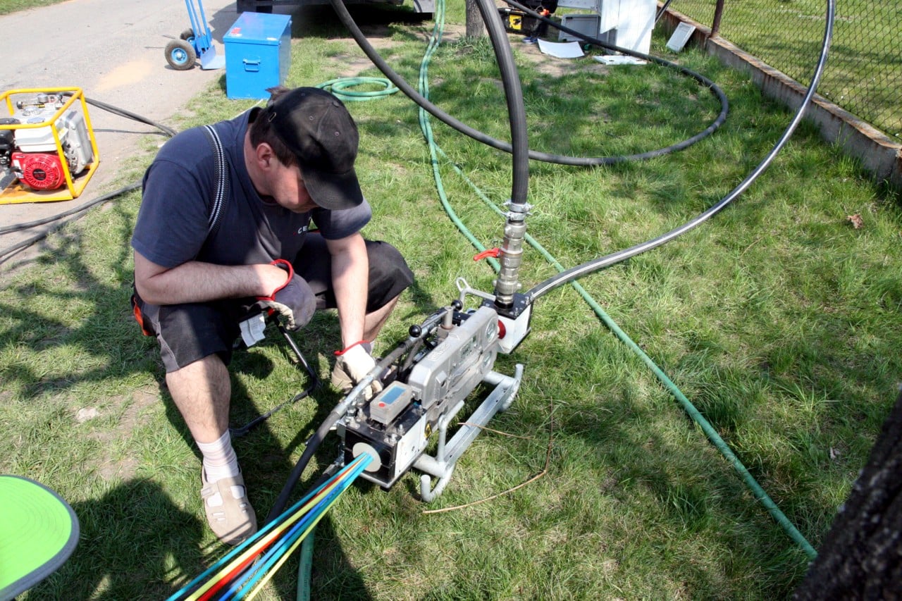 Fotoreportáž: Jak se zafukuje optika do DSLAM