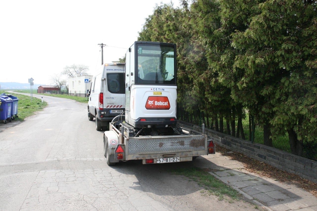 Zafukování DSLAmu vypadá na první pohled jednoduše, ale neobejde se bez asistence množství lidí i techniky. Pro případ záseku musí být k dispozici i bagr. Silný kompresor a dodávka se stojanem pro odvíjení bubnů je další nezbytné minimum.