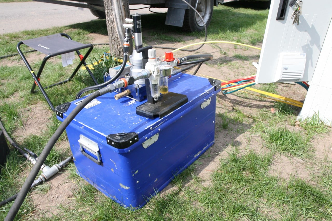 Přístroj na obrázku se jmenuje Mikrojet a slouží k zafukování optických kabelů.