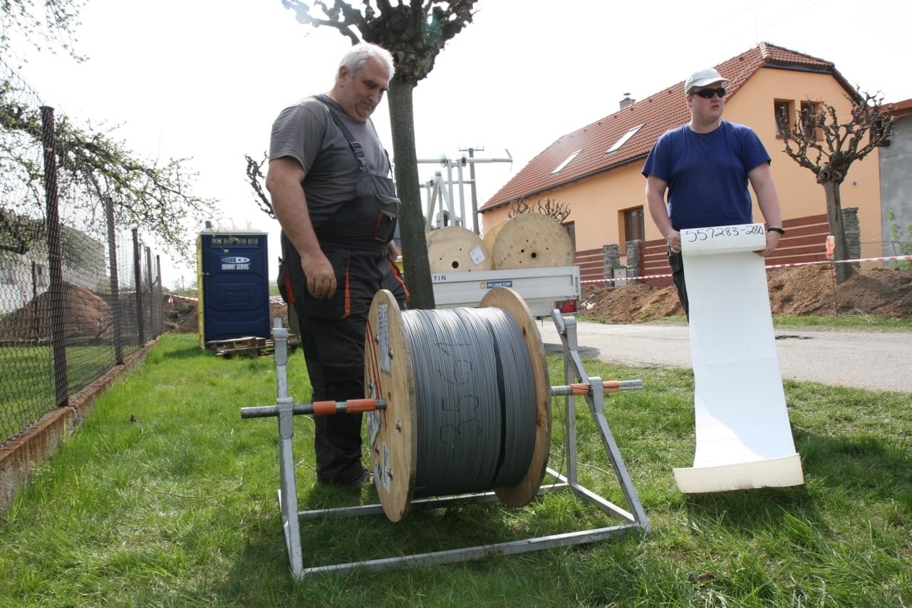Fotoreportáž: Jak se zafukuje optika do DSLAM