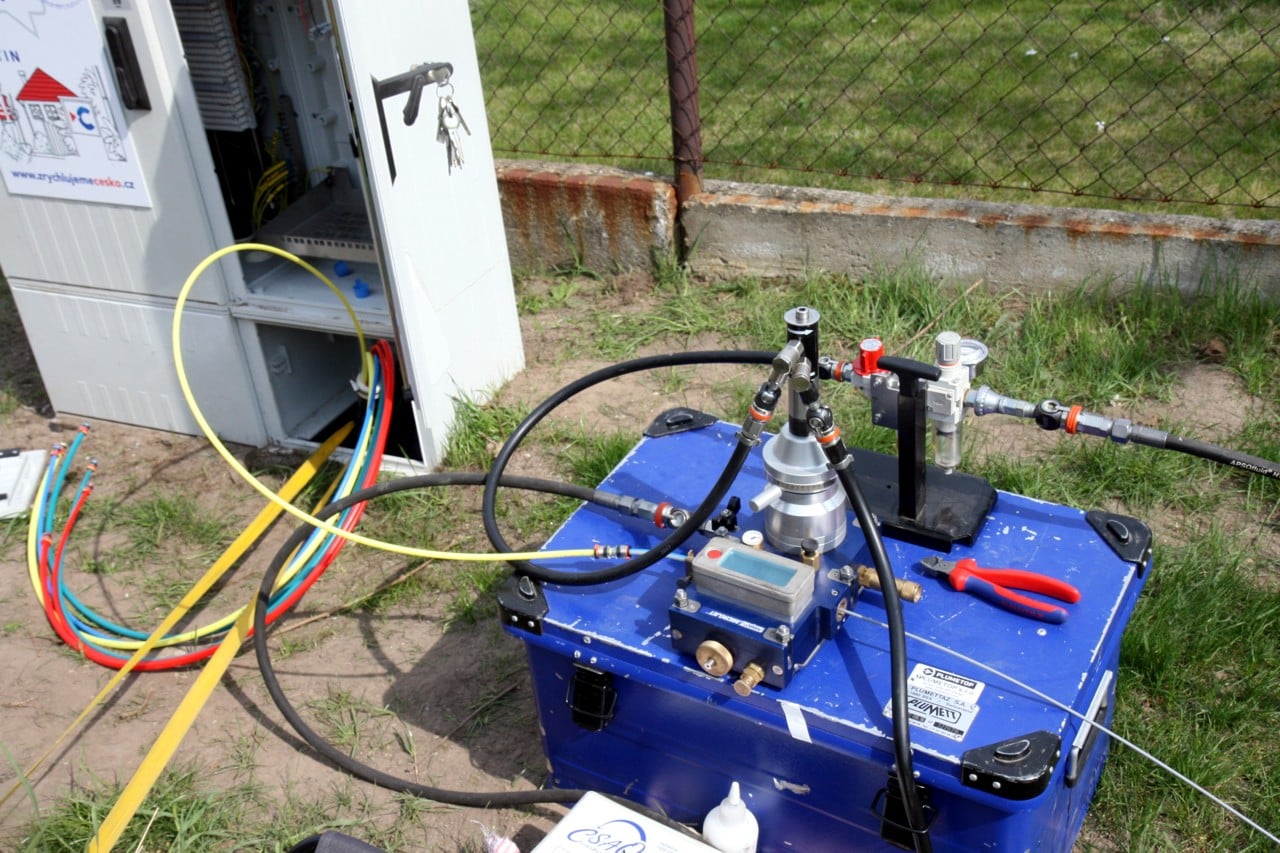 Fotoreportáž: Jak se zafukuje optika do DSLAM