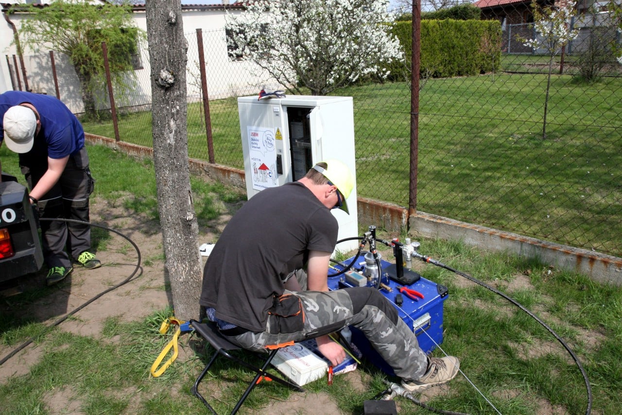 Fotoreportáž: Jak se zafukuje optika do DSLAM