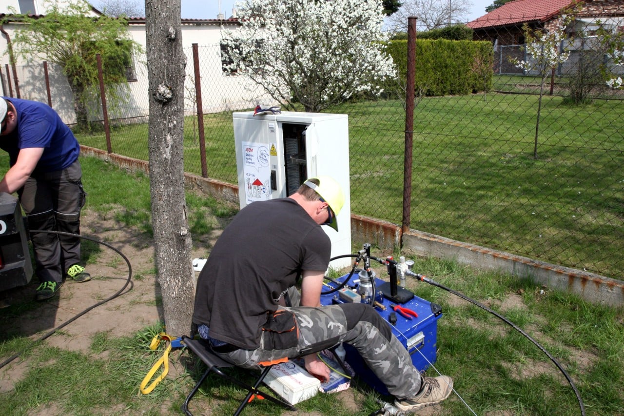 Fotoreportáž: Jak se zafukuje optika do DSLAM