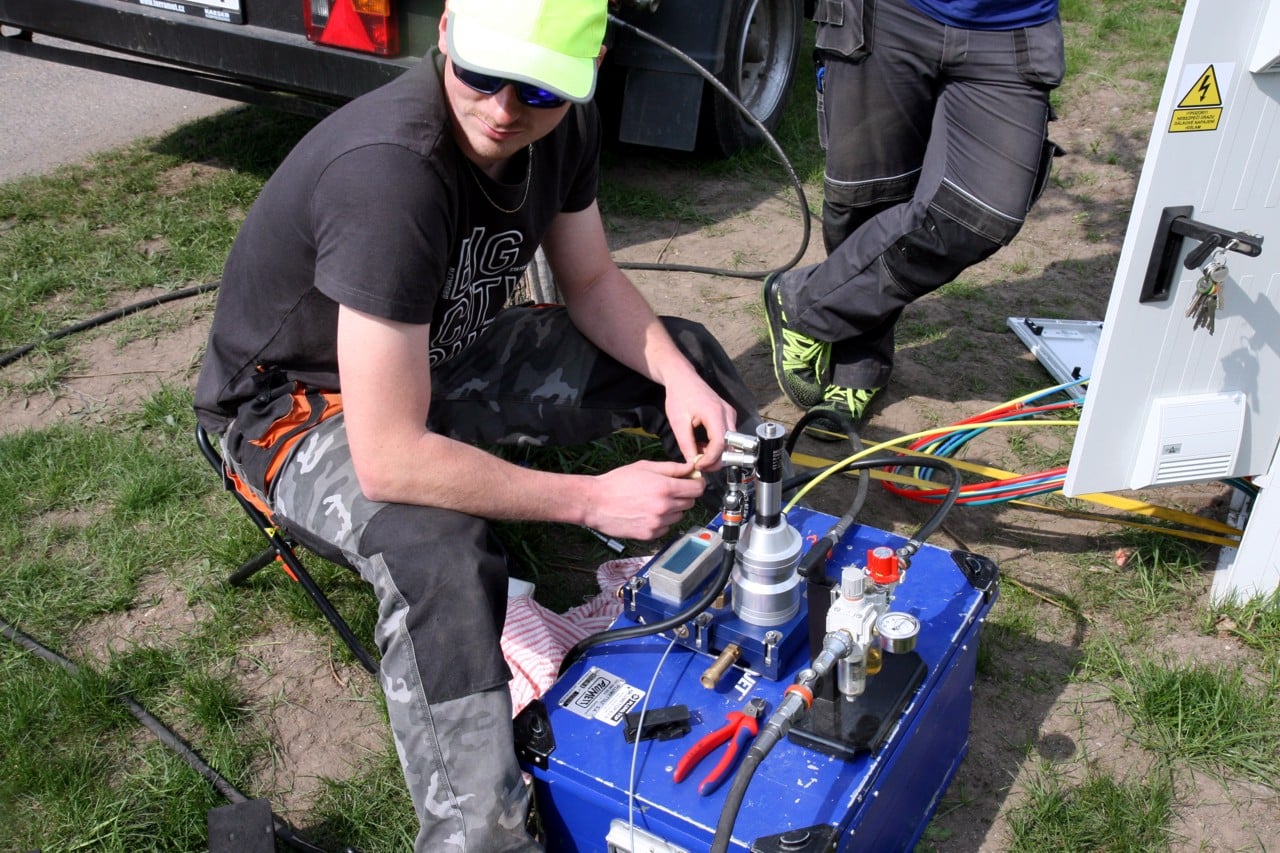 Fotoreportáž: Jak se zafukuje optika do DSLAM