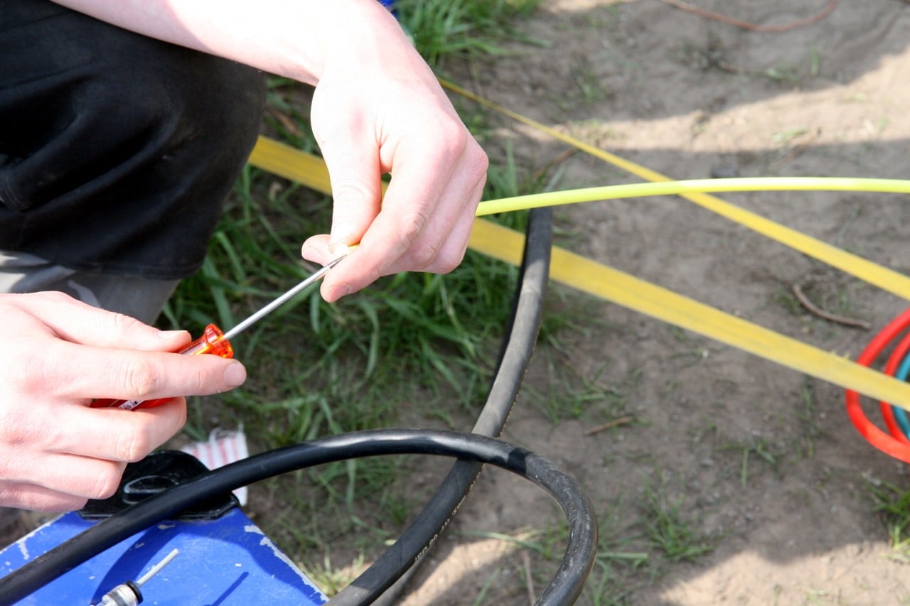 Před samotným zafouknutím je opět potřeba mikrotrubičky nalubrikovat a nakalibrovat. V daném případě to vyřeší lubrikant a kus molitanové houbičky.