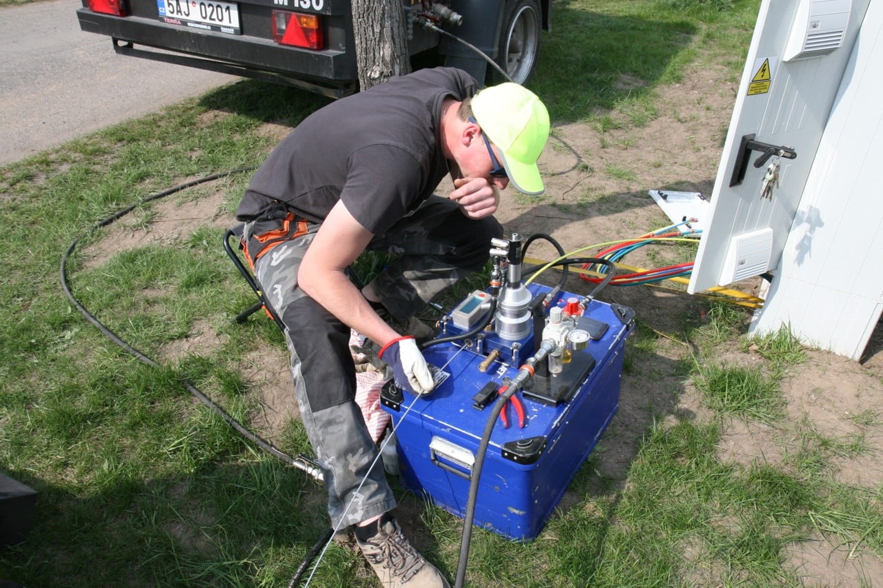 Fotoreportáž: Jak se zafukuje optika do DSLAM