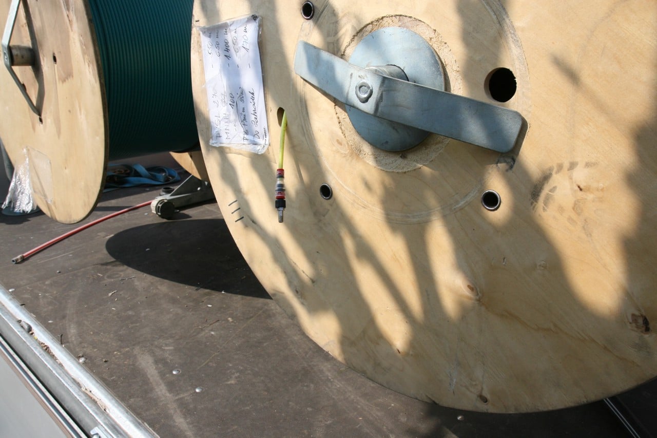 Mikrotrubičky je potřeba před samotným zafukováním také trochu nafouknout, jsou pak tvrdší a lépe se s nimi pracuje. Unikající vzduch také odhalí případný defekt.