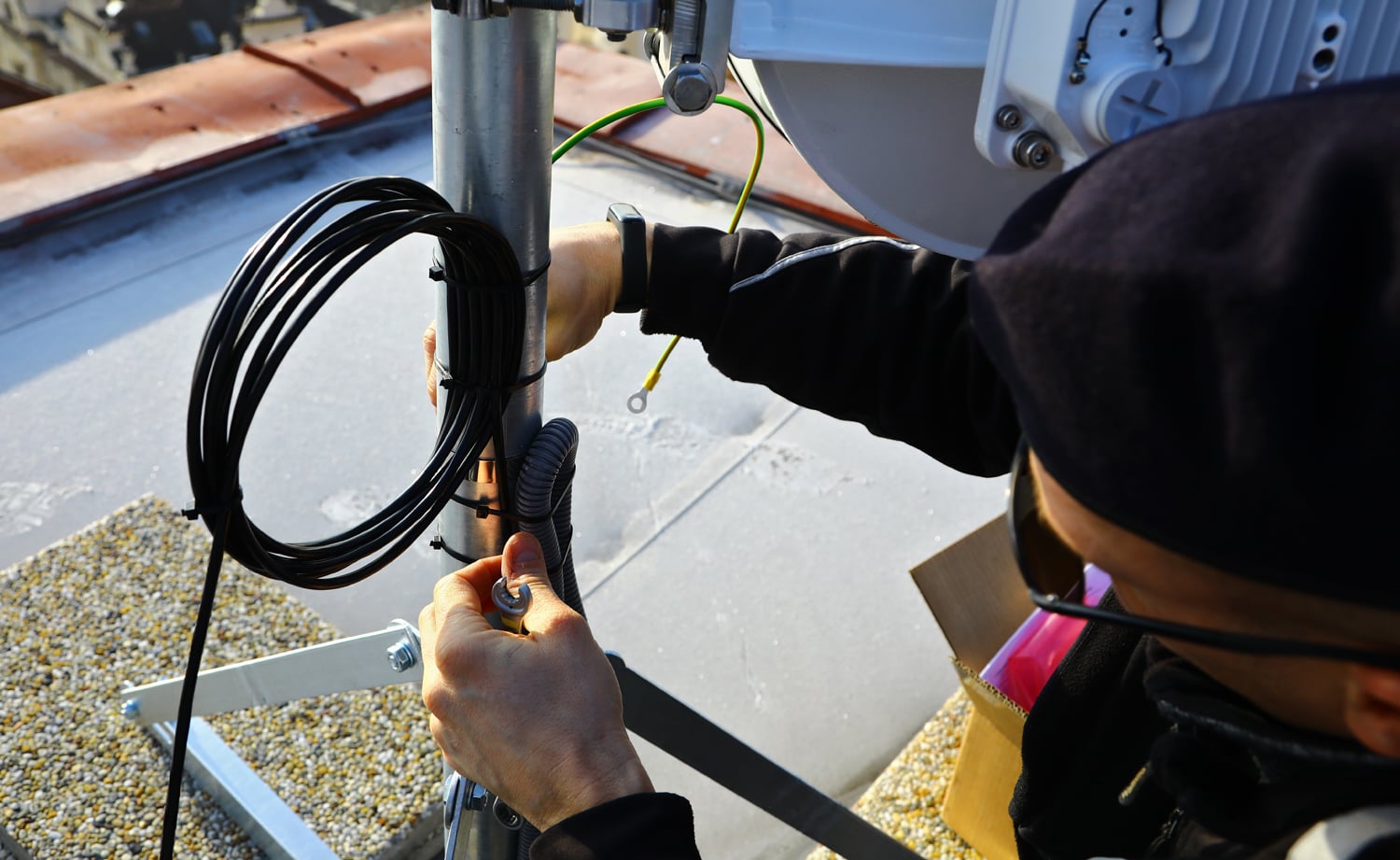Instalace mikrovlnného spoje na střeše hotelu