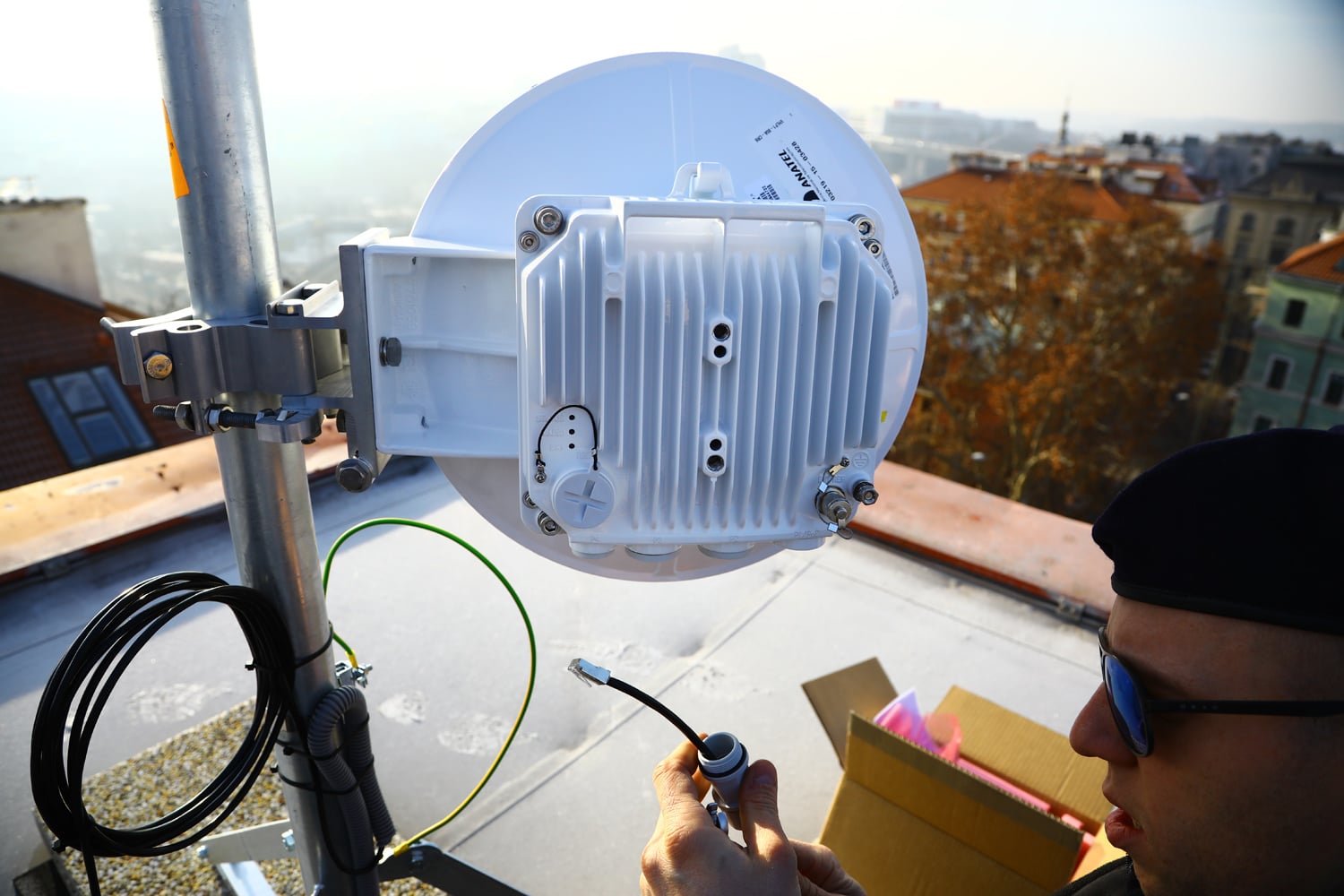 Instalace mikrovlnného spoje na střeše hotelu