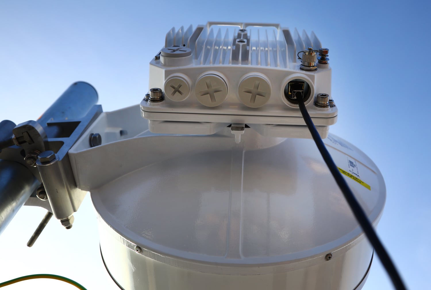 Instalace mikrovlnného spoje na střeše hotelu