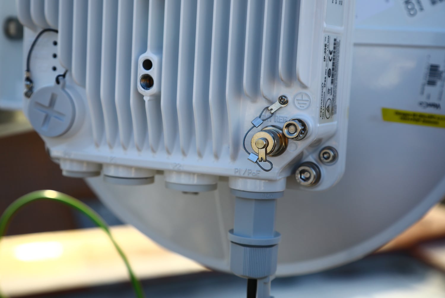 Instalace mikrovlnného spoje na střeše hotelu