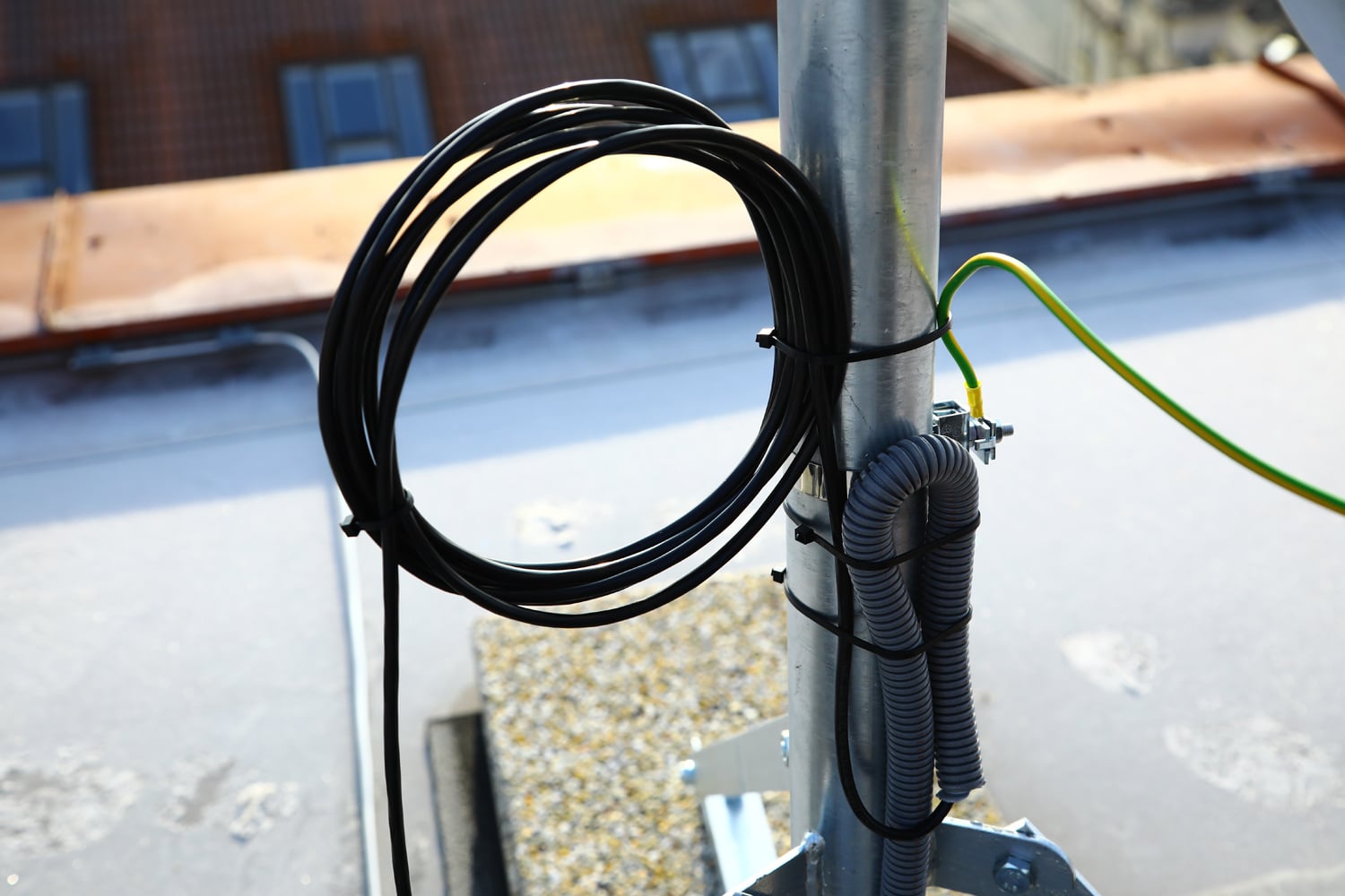 Instalace mikrovlnného spoje na střeše hotelu