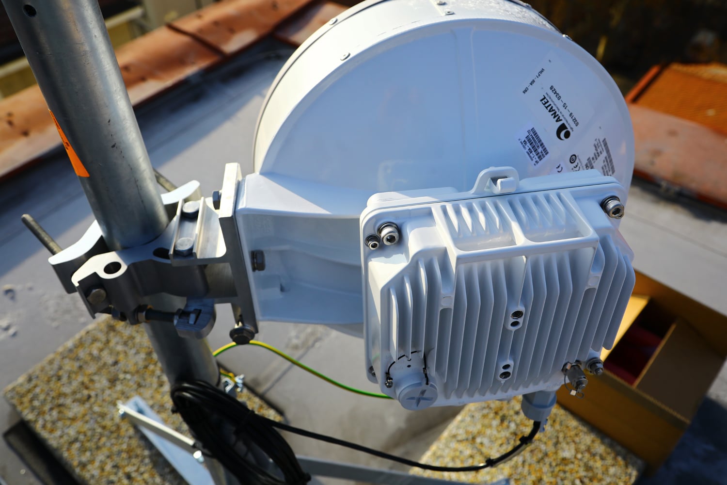 Instalace mikrovlnného spoje na střeše hotelu