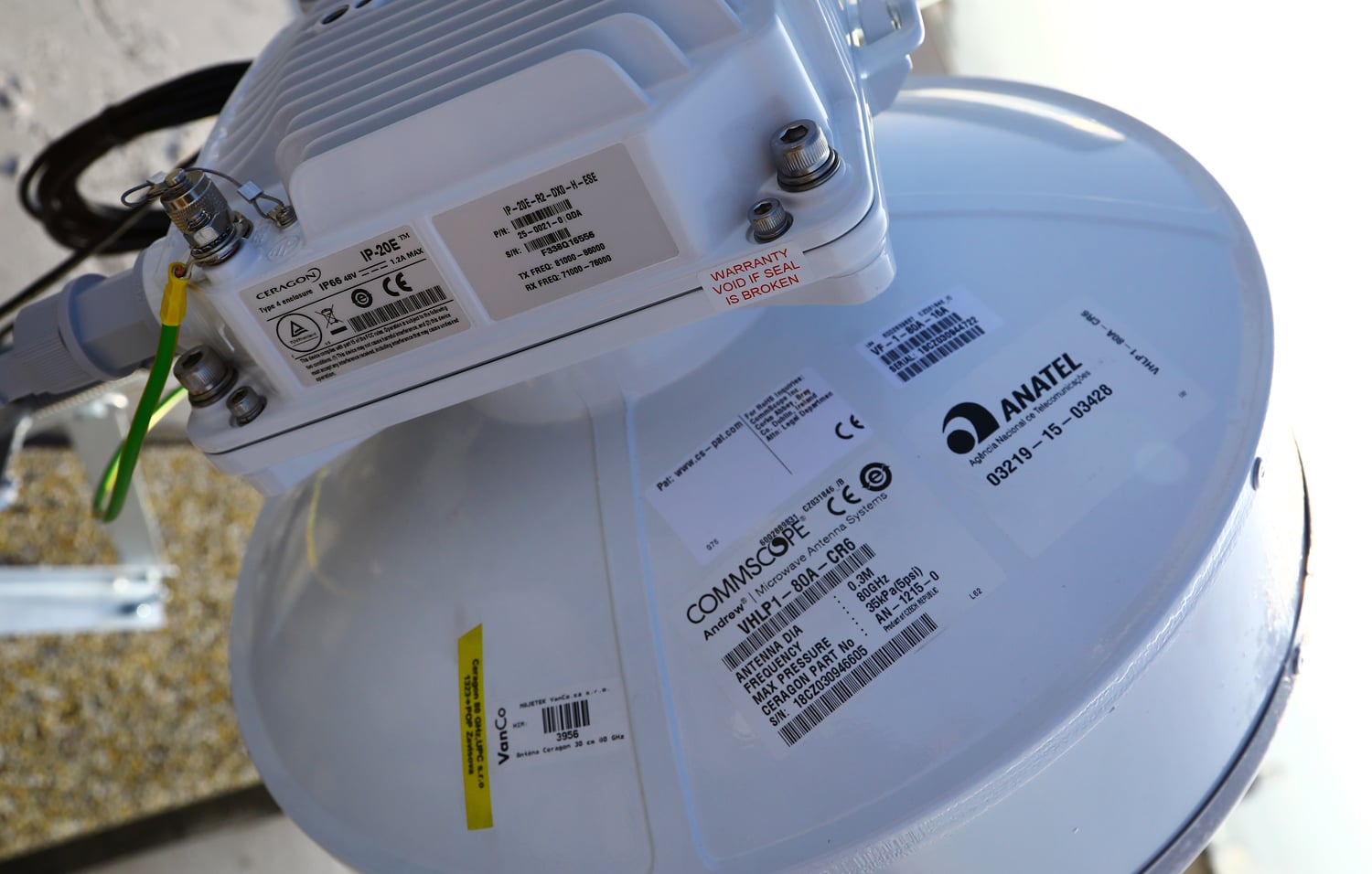 Instalace mikrovlnného spoje na střeše hotelu