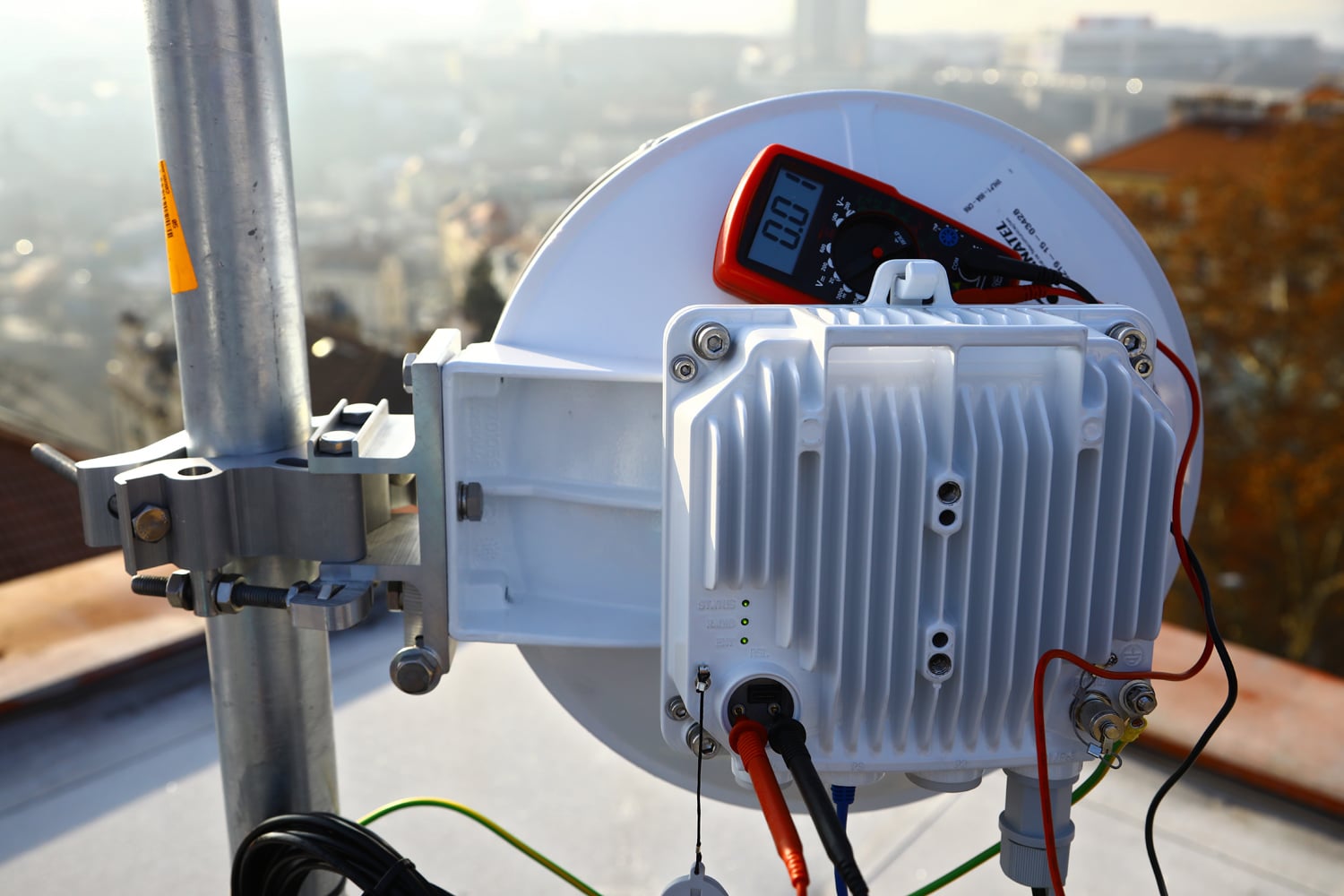 Instalace mikrovlnného spoje na střeše hotelu