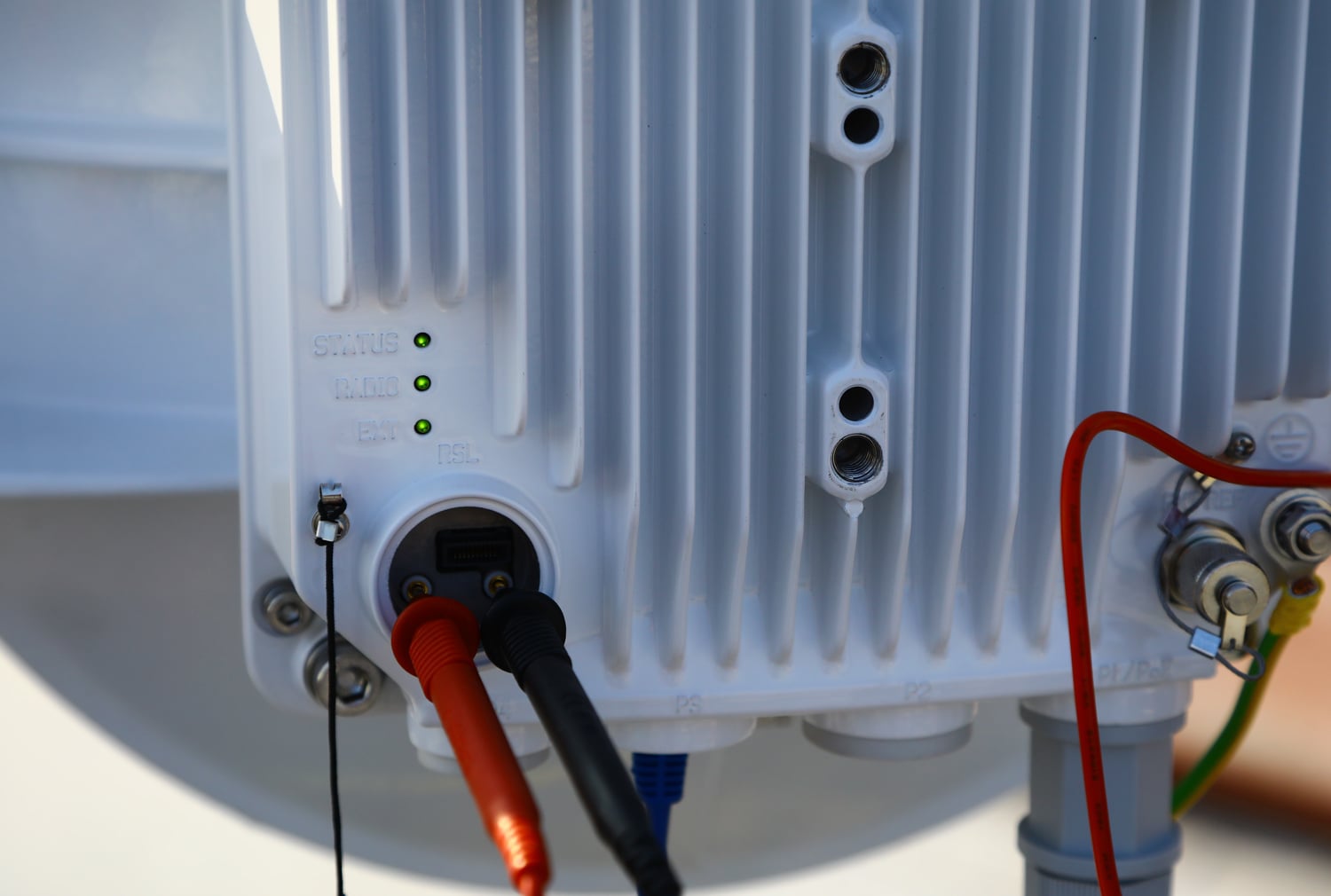 Instalace mikrovlnného spoje na střeše hotelu