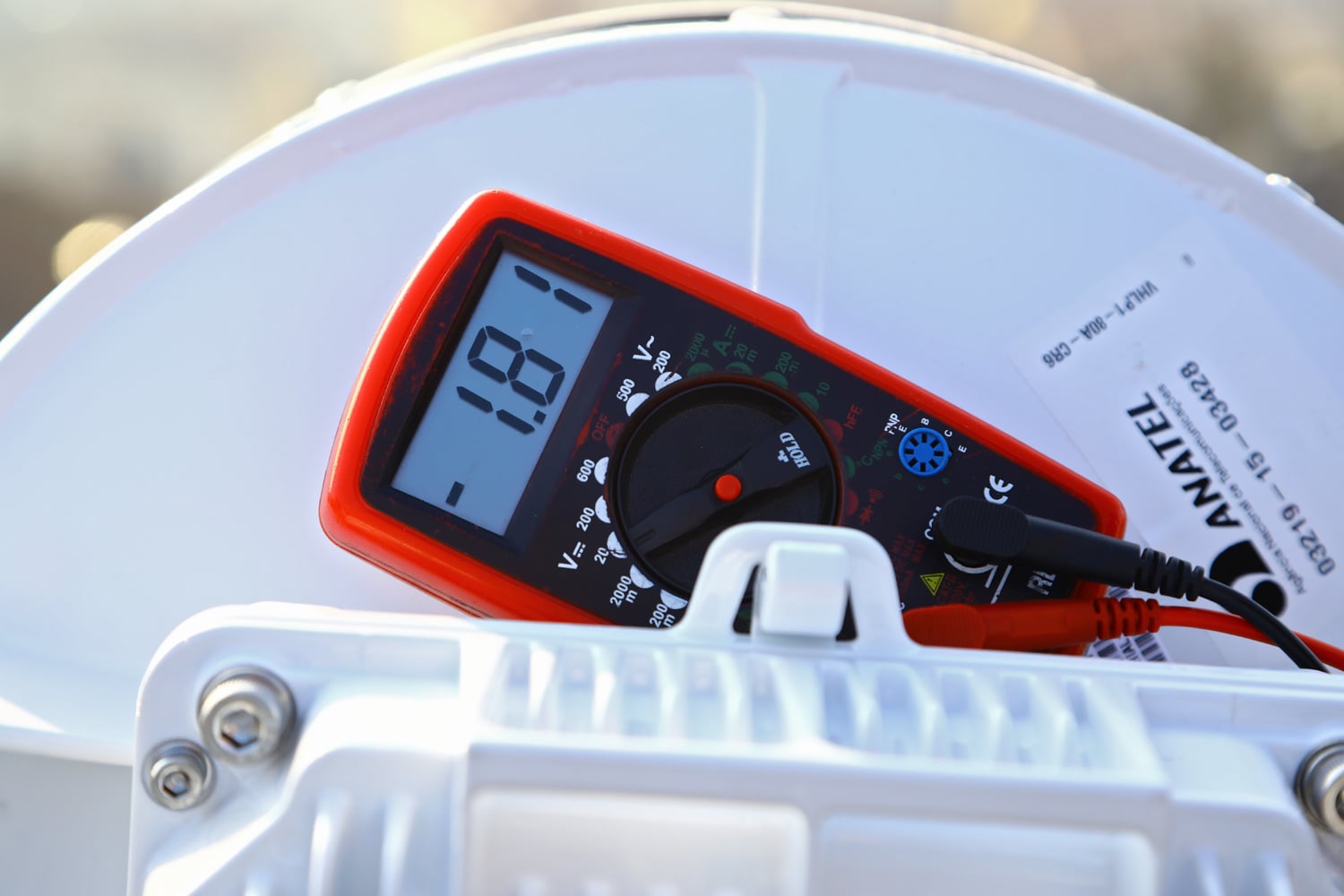 Instalace mikrovlnného spoje na střeše hotelu