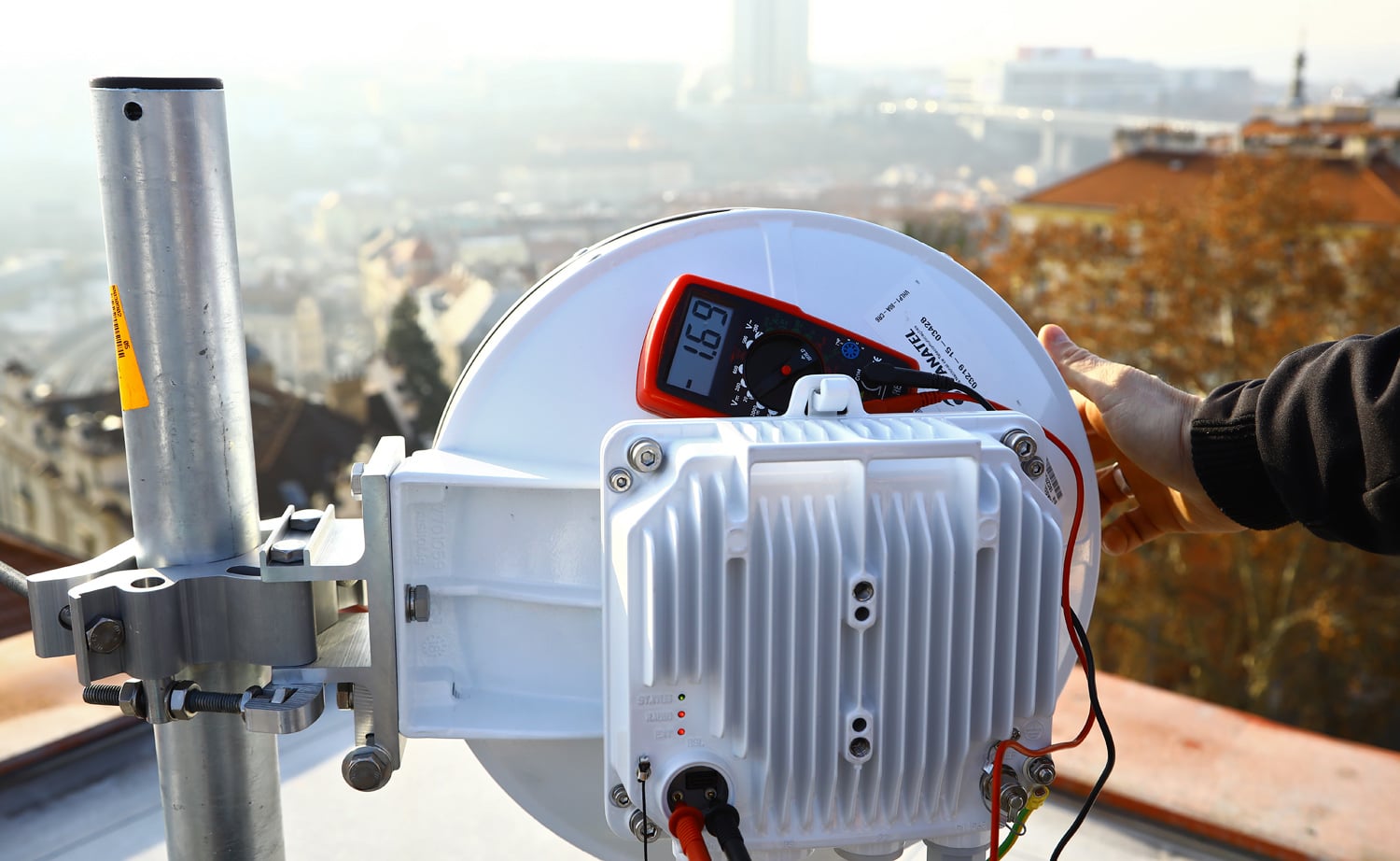 Instalace mikrovlnného spoje na střeše hotelu