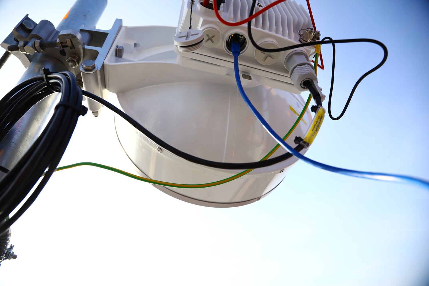 Instalace mikrovlnného spoje na střeše hotelu