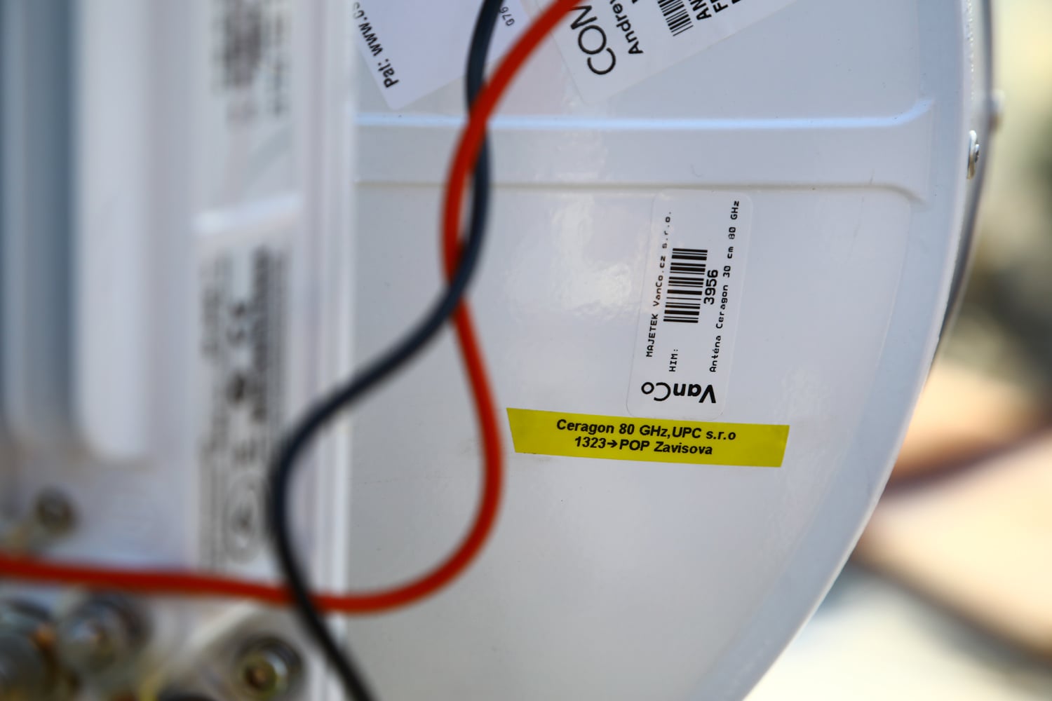 Instalace mikrovlnného spoje na střeše hotelu