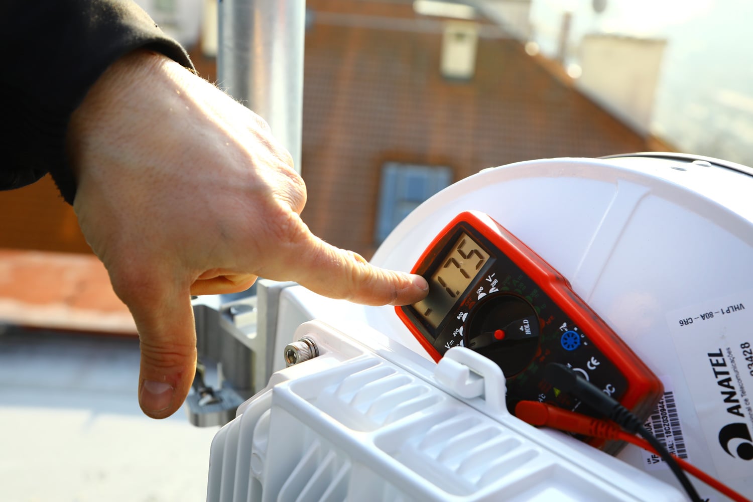 Instalace mikrovlnného spoje na střeše hotelu