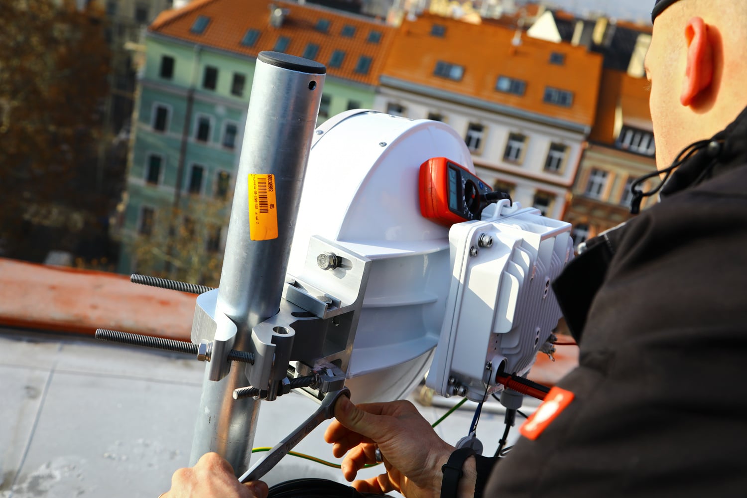 Instalace mikrovlnného spoje na střeše hotelu