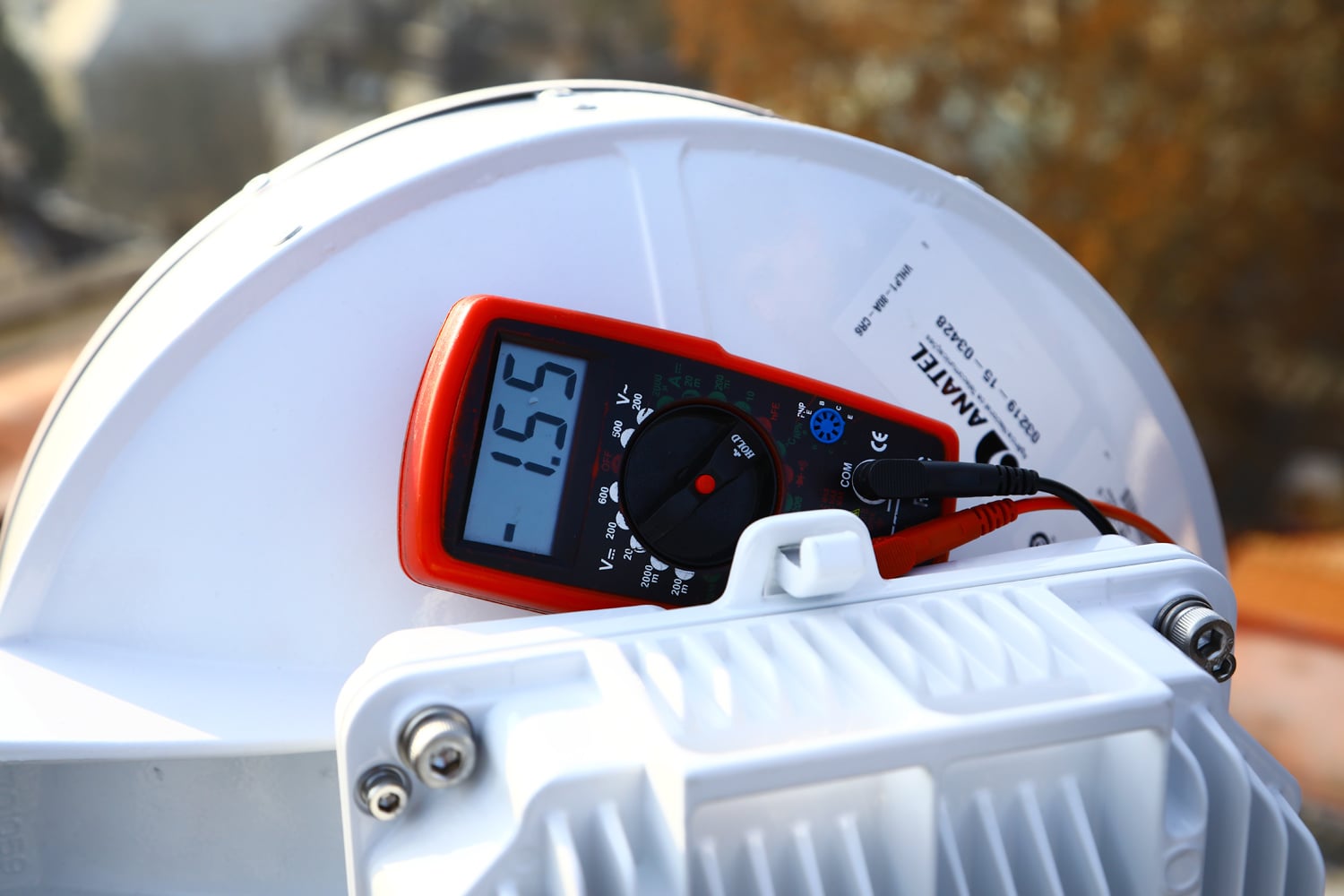 Instalace mikrovlnného spoje na střeše hotelu