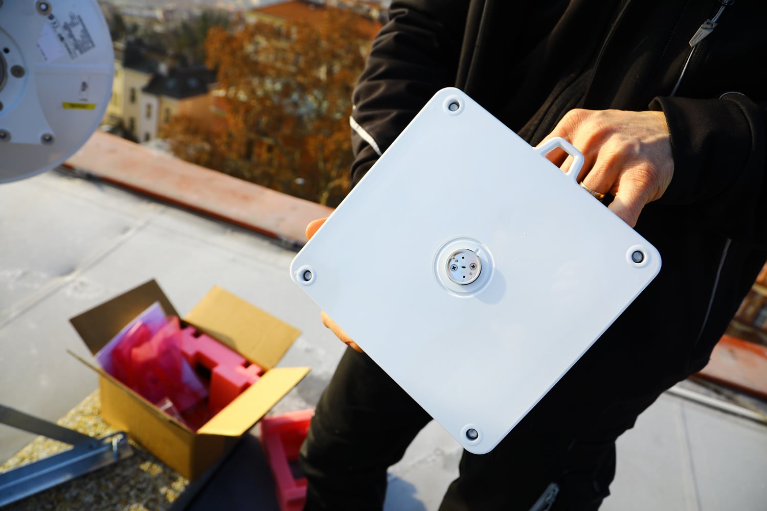 Instalace mikrovlnného spoje na střeše hotelu