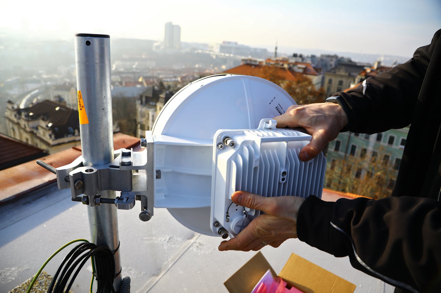 Instalace mikrovlnného spoje na střeše hotelu