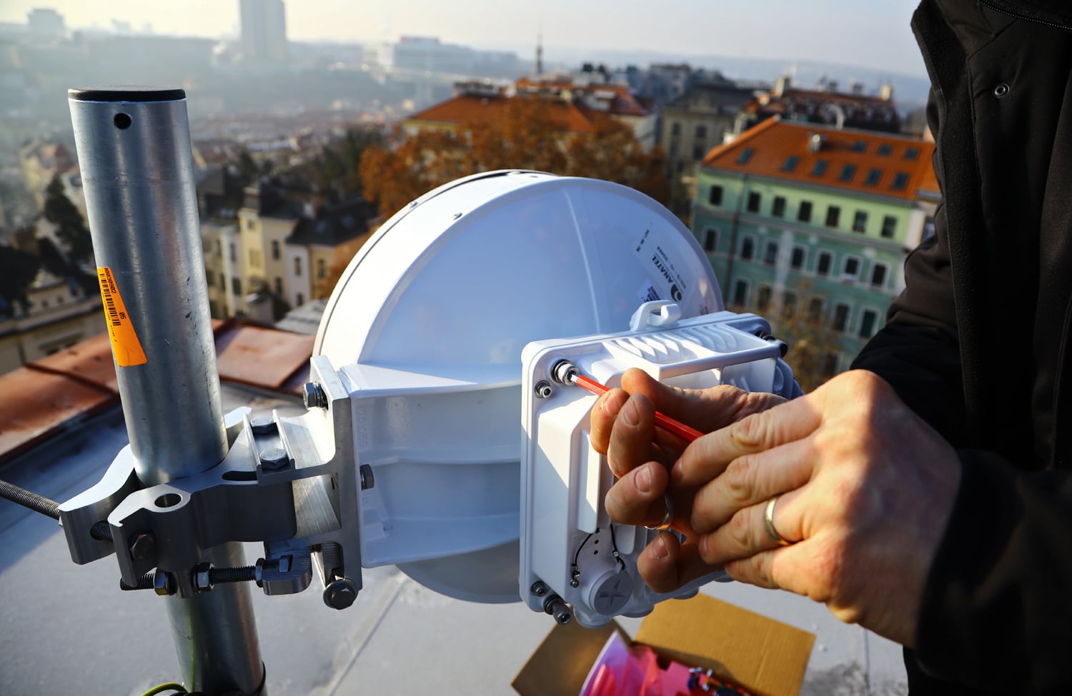 Instalace mikrovlnného spoje na střeše hotelu