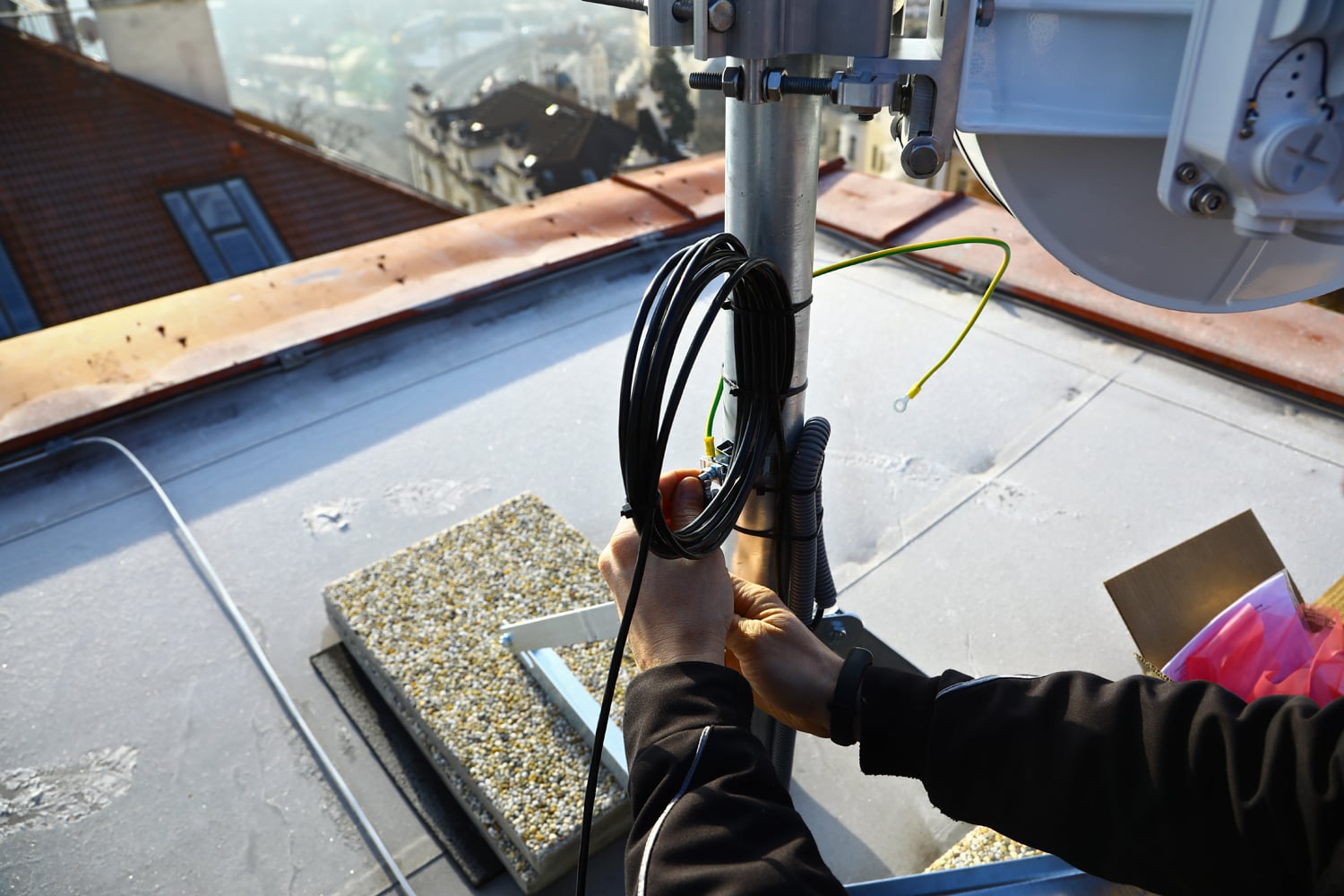 Instalace mikrovlnného spoje na střeše hotelu