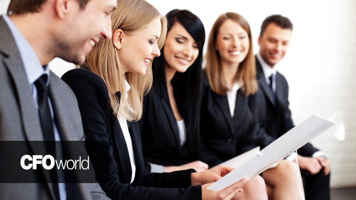 Zaměstnavatelé chtějí dál nabírat, výrazně víc jich plánuje růst mezd