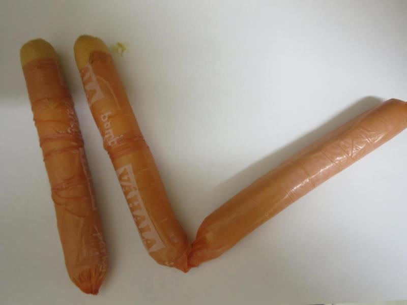 57 nálezů v kategorii nebezpečných potravin.  COOP Křenov, BAMBINI PÁRKY Bez lepku, výrobce Váhala. Vzorek byl odebrán z načatého balení. Párky měly oslizlý povrch a nakyslý zápach po kažení. Při kontrole nebyly zjištěny nevyhovující teploty skladování tohoto výrobku, výrobek neměl prošlé datum použitelnosti.