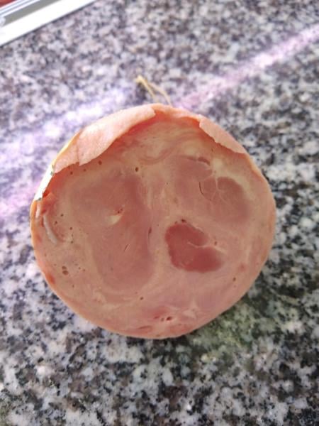 57 nálezů v kategorii nebezpečných potravin. Prodejna Michal Brandl, DRŮBEŽÍ SEN, Krupka - Bohosudov, šunkový salám. Výrobek zapáchal po kažení. Při kontrole nebyly zjištěny nevyhovující teploty skladování tohoto výrobku. Výrobek nebyl označen datem použitelnosti.