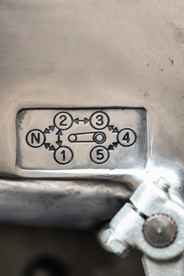 2019-09-suzuki_katana_original_standards_details-5.jpg