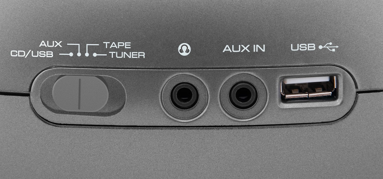 Výbavu doplňuje 3,5mm stereofonní výstup na sluchátka a 3,5mm AUX vstup – pro přehrávač/telefon. Dvouřádkový textový displej je modře podsvícený. Kromě běžného napájení ze sítě lze využít bateriové napájení (6× 1,5V baterie R14).