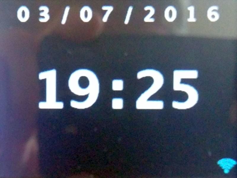 Hodiny v pohotovostním režimu jsou rozměrné a dobře viditelné i ze 4 m. Displej se však zblízka dosti leskne.