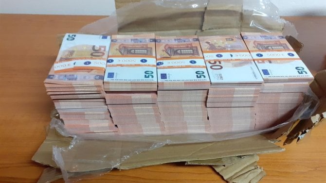 Výmluva roku: Falešná eura za 6 milionů měla sloužit jako svatební dekorace