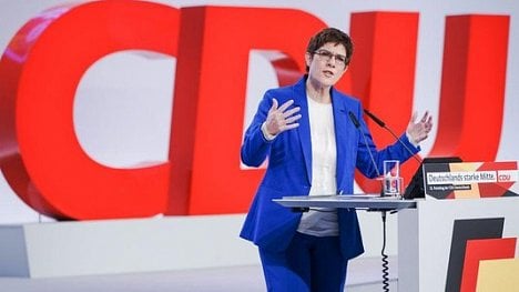 Náhledový obrázek - Sjezd CDU: Krampová-Karrenbauerová byla připravena skončit, strana se za ni postavila