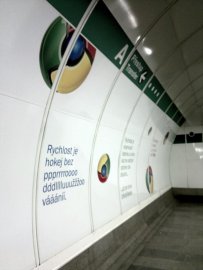 Přestup mezi linkami metra A a B ve stanici Můstek zdobí reklama na Google Chrome. 