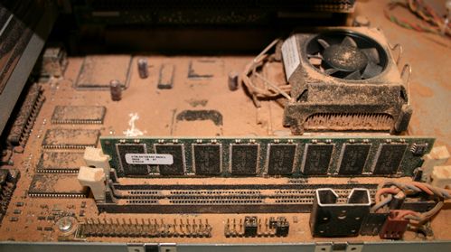 Tam někde dole je základní deska.