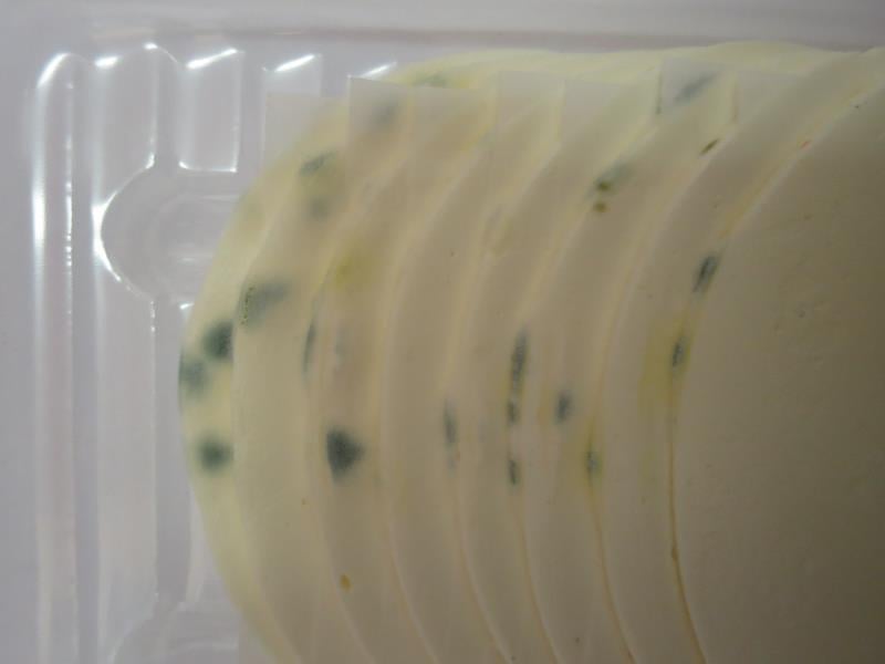 AHOLD, Brno: Smetanový sýr přírodní - na povrchu potraviny původem z Polska byl zjištěn výskyt plísně šedozelené barvy. Při kontrole nebyly zjištěny nevyhovující teploty skladování tohoto výrobku, výrobek neměl prošlé datum použitelnosti.