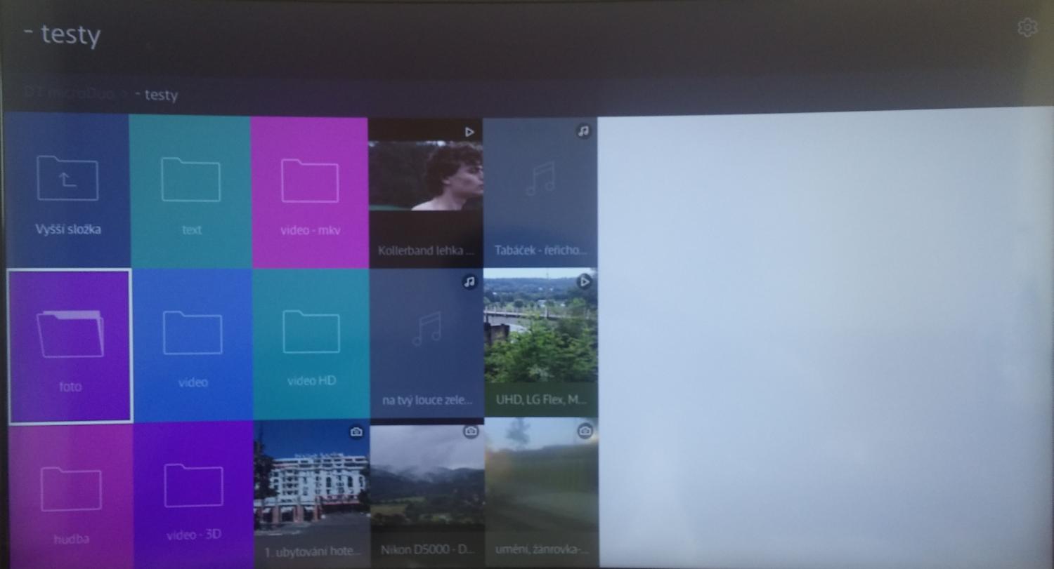 Samsung UE48JU6742U - klasický adresářový výpis za pomoci rozměrných ikon. Možnost přepnout do úspornějšího textového výpisu chybí.