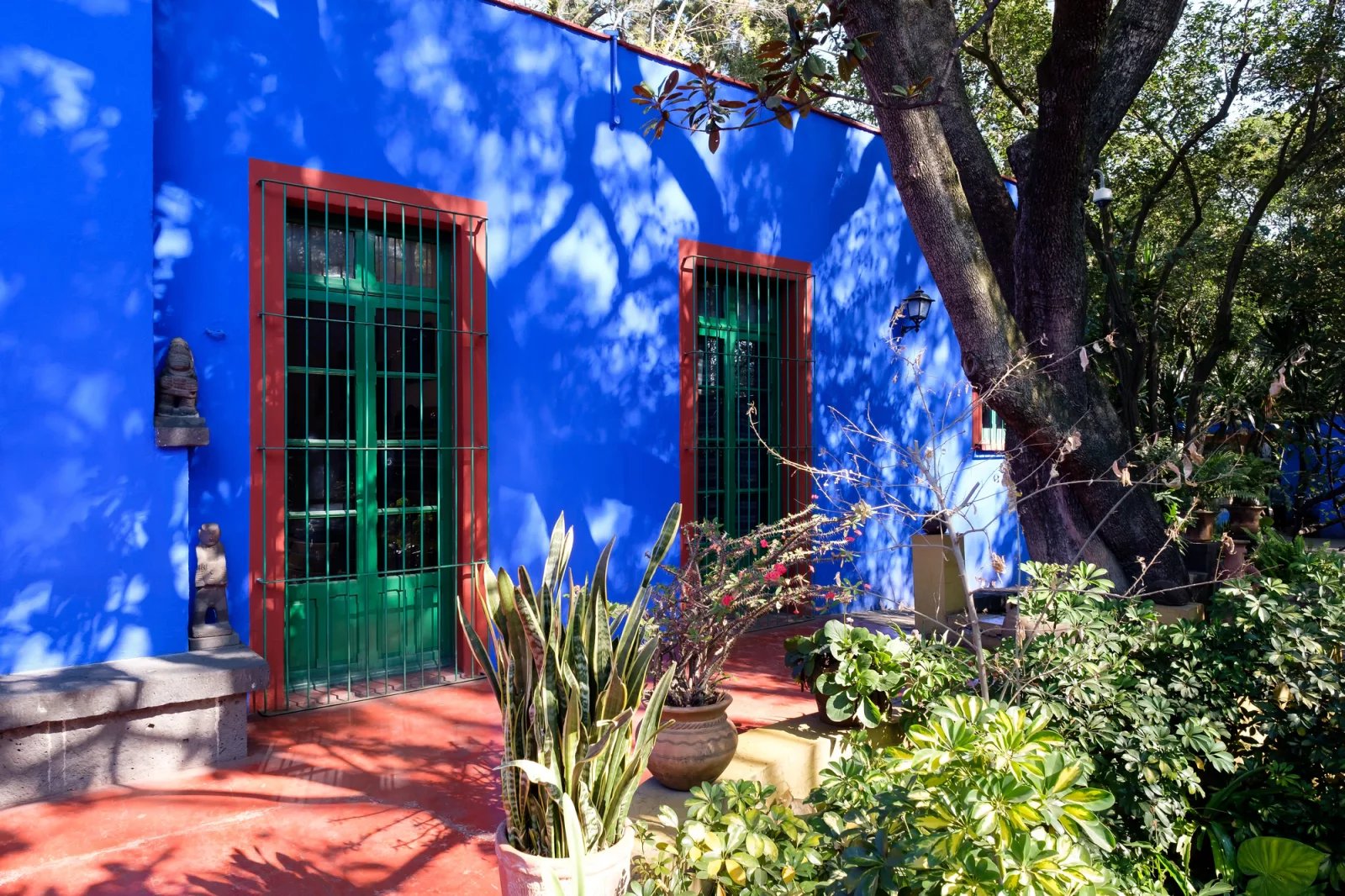 Muzeum Fridy Kahlo, známé také jako Modrý dům (La Casa Azul) pro své kobaltově modré stěny. Zde malířka strávila většinu svého života. Nachází se ve čtvrti Colonia del Carmen města Coyoacán, dnes součástí Mexico City.
